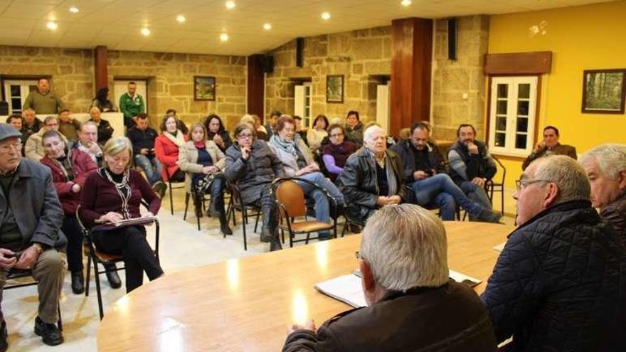 El alcalde y ediles en la reunión con los vecinos de A Lama. // FdV