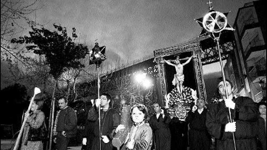 La imagen del Cristo de los Navegantes, ayer, durante la procesión por el casco urbano de Redondela. / JOSÉ LORES