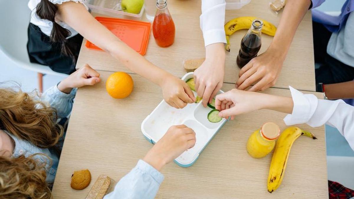 Niños comiendo fruta.