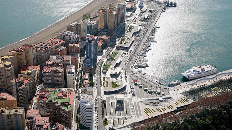 Una vista aérea de la capital malagueña, con los edificios de La Malagueta a un lado y el Muelle Uno, al otro.