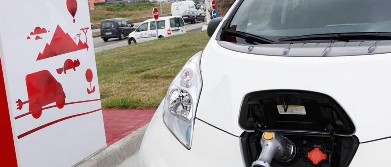 Un vehículo eléctrico enchufado en la &quot;ecogasolinera&quot; de Roces, en Gijón.