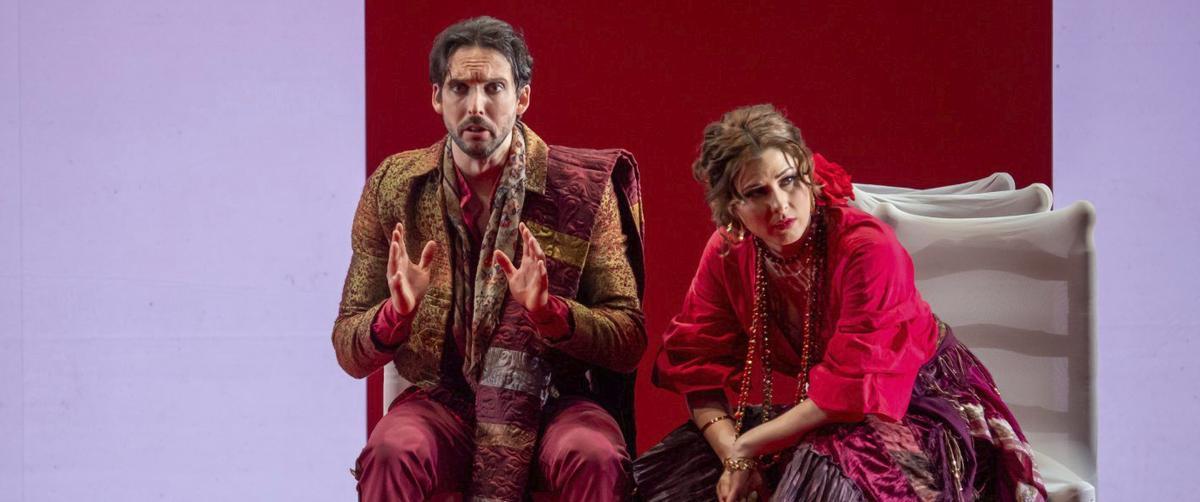 Público asistente ayer al estreno en el Campoamor. Arriba, Mateos y Nadejde, durante la obra. | ALFONSO SUÁREZ/ FERNANDO RODRÍGUEZ