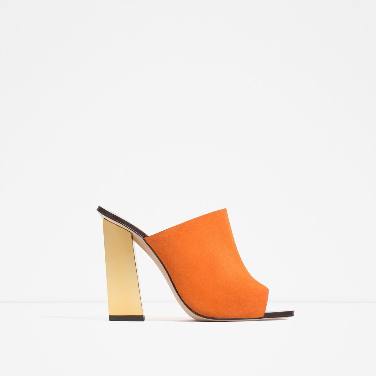 Mules para el verano, de piel en color naranja de Zara (49,95€)