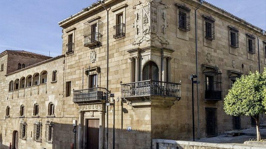 Imagen del edificio de la Casa del Deán y juzgados de Plasencia.