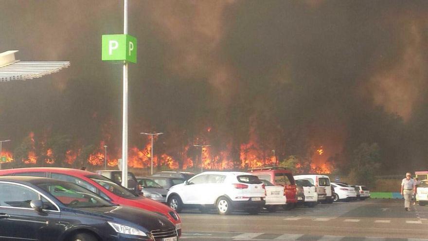 Un espectacular incendio junto a Caya obliga a cortar la A-5 y al desalojo de las Bóvedas de Badajoz