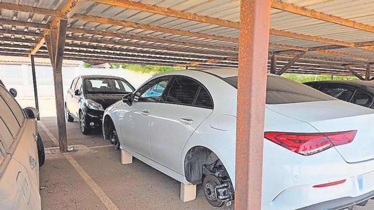 Uno de los coches asaltados.