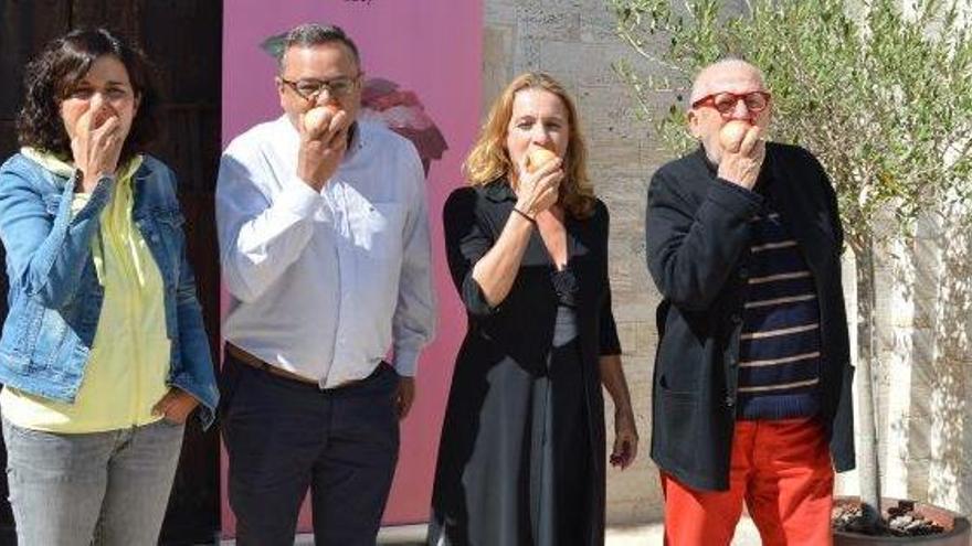 Per l&#039;esquerra, Imma Espel, Josep Lara, Jordina Biosca i Toni Puig, menjant una poma, símbol del festival