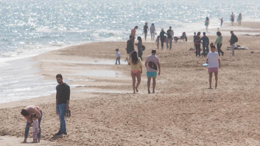 Una imagen de la playa de Arenales del Sol, esta mañana