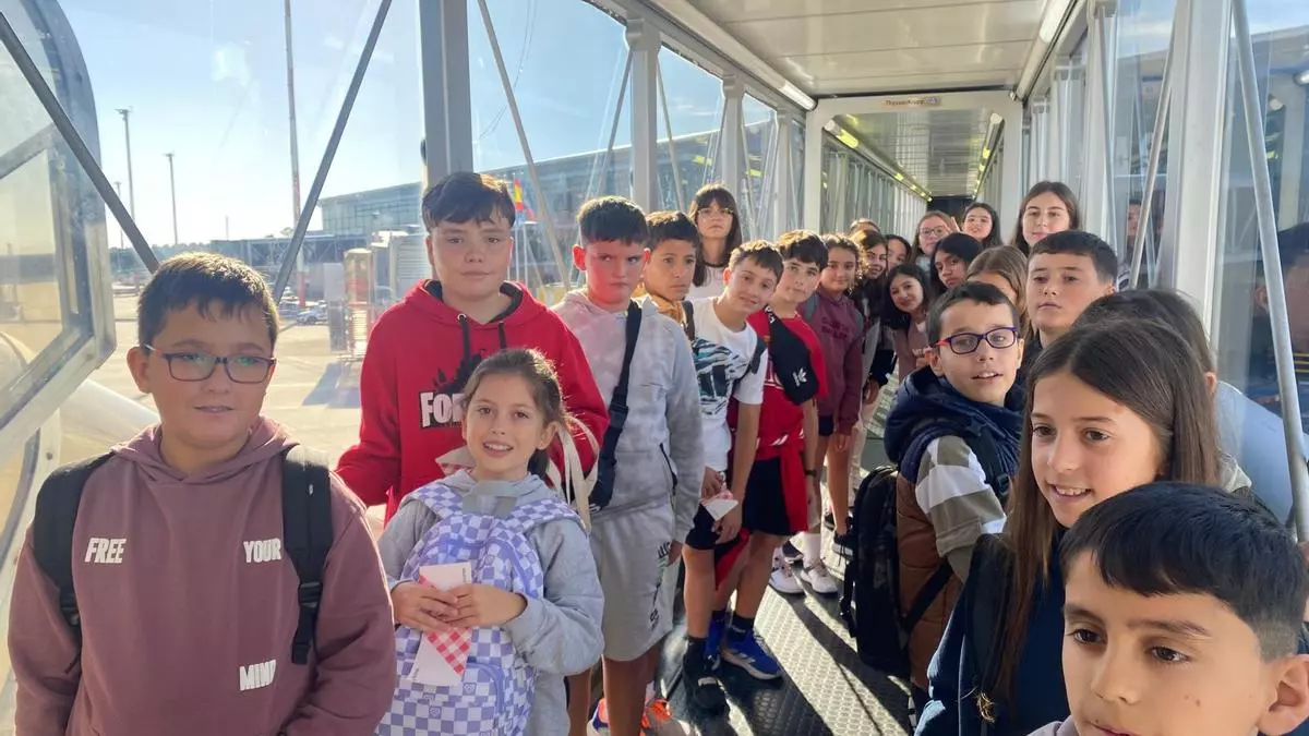 Isabel Valle y Álvaro Méndez cuentan cómo es su primera vez en avión: la aventura de 23 niños del instituto de Vegadeo en su bautismo de vuelo