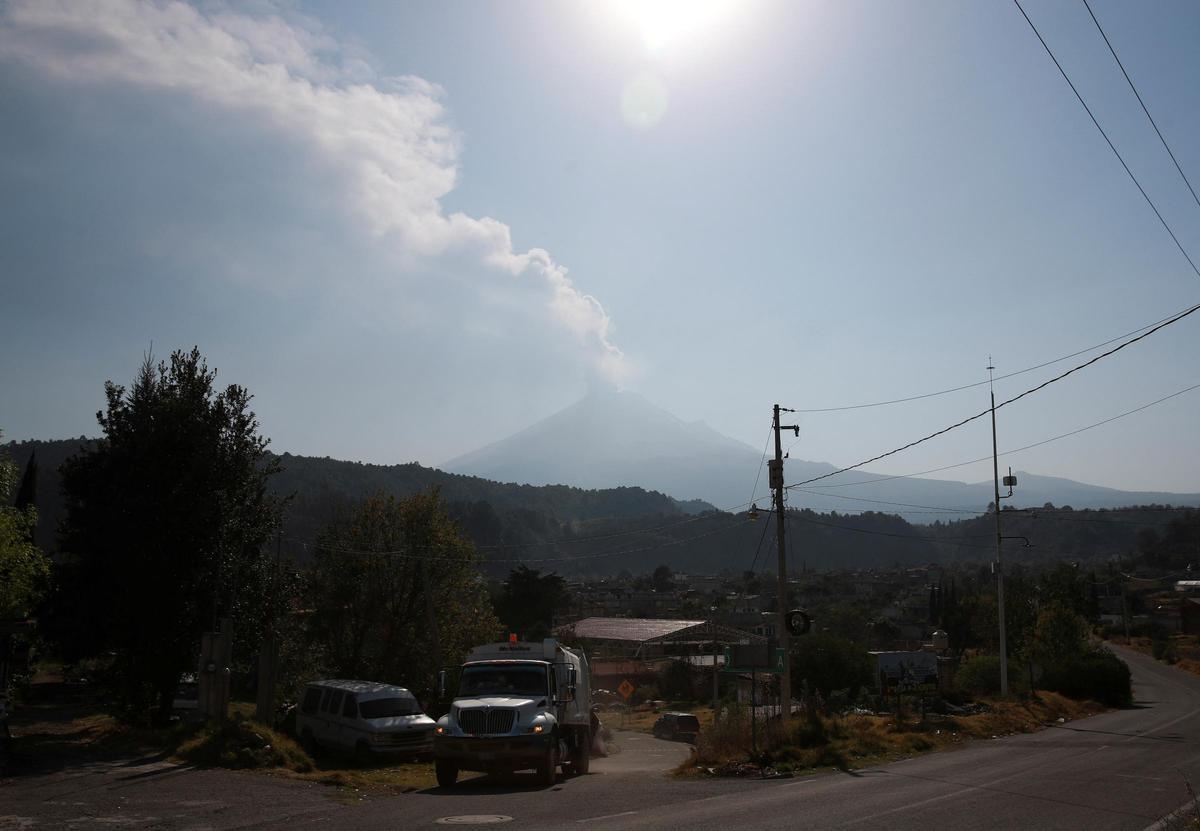 El volcán Popocatépetl, en México, volvió a cobrar vida.Una gran erupción del volcán Popocatépetl, arrojó enormes columnas de humo y cenizas a unos dos kilómetros de su cráter y obliga a cancelar vuelos en el aeropuerto de Ciudad de México