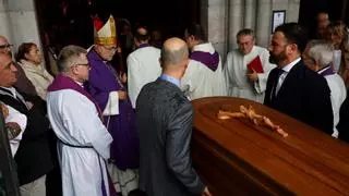 La iglesia de Sabugo de Avilés, llena para despedir a Gaínza, un párroco "humilde, bueno y con carácter"