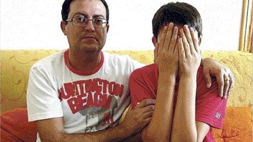 Antonio Gisbert, junto a su hijo de 12 años, quien fue agredido el lunes en Elda.