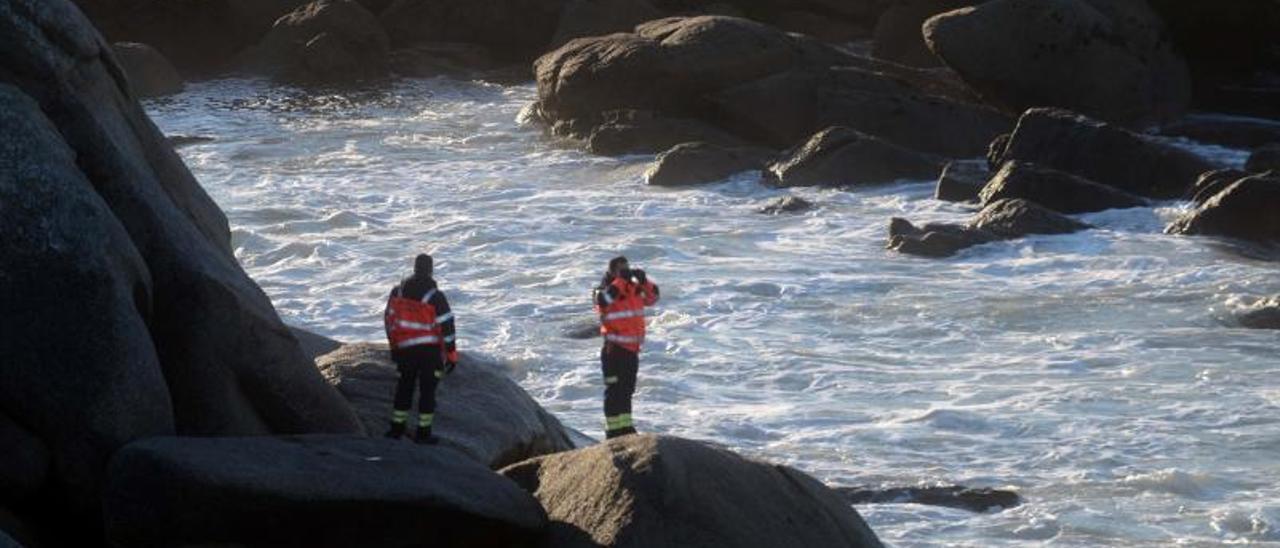 Efectivos de Emergencias O Grove, buscando entre las rocas.