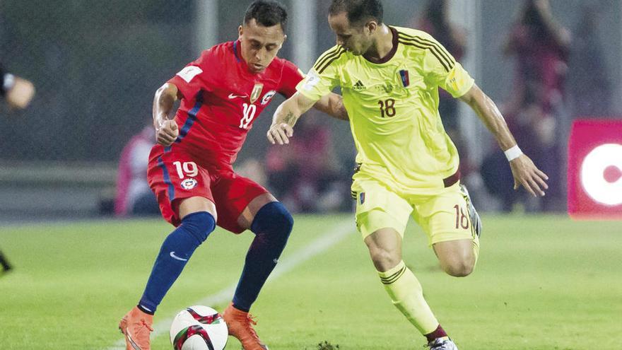 Fabián Orellana, en un partido de Chile contra Venezuela. // Miguel Gutiérrez