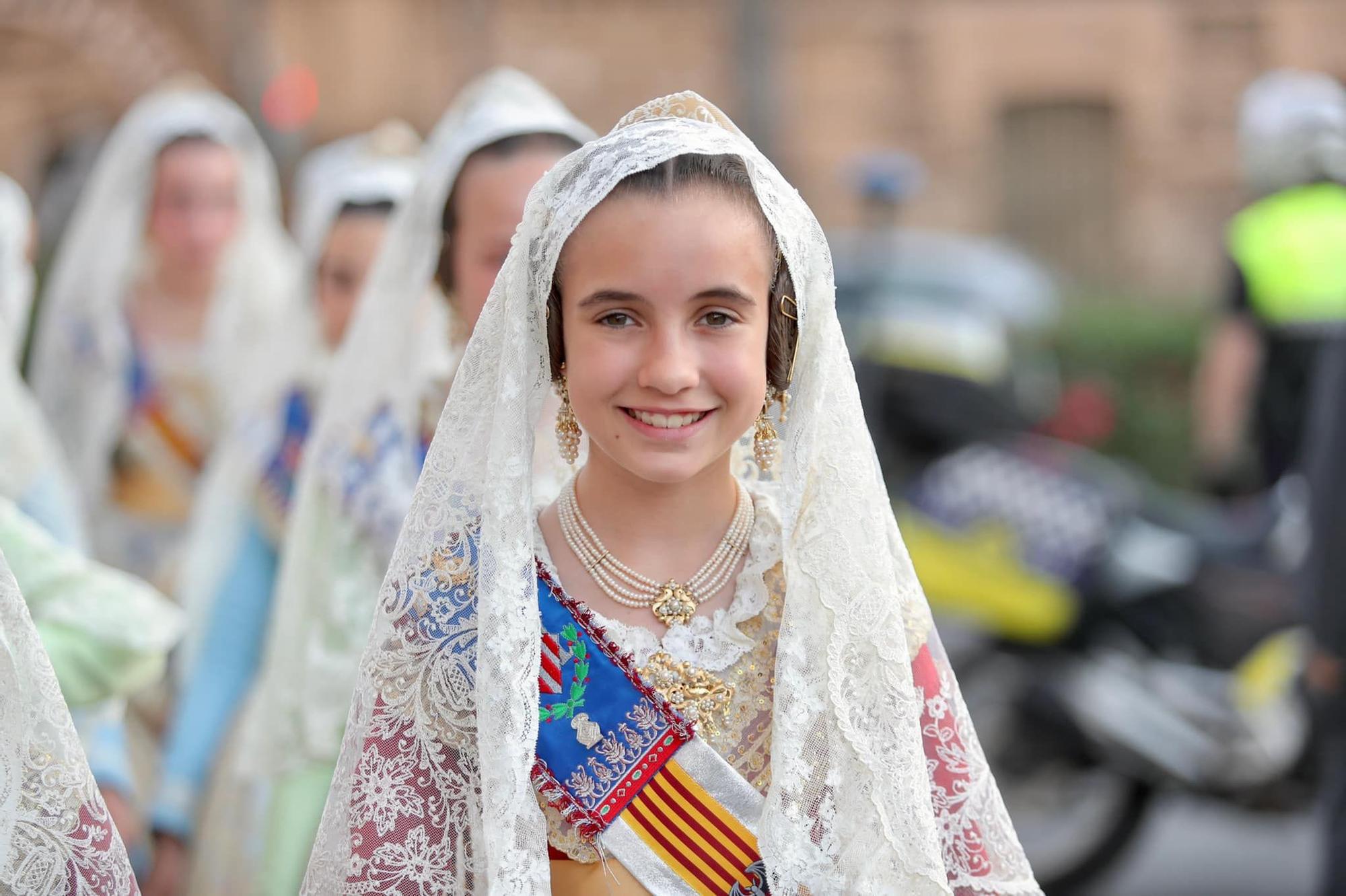 Nerea y la corte infantil acompañan a la Virgen de los Desamparados de l'Horta