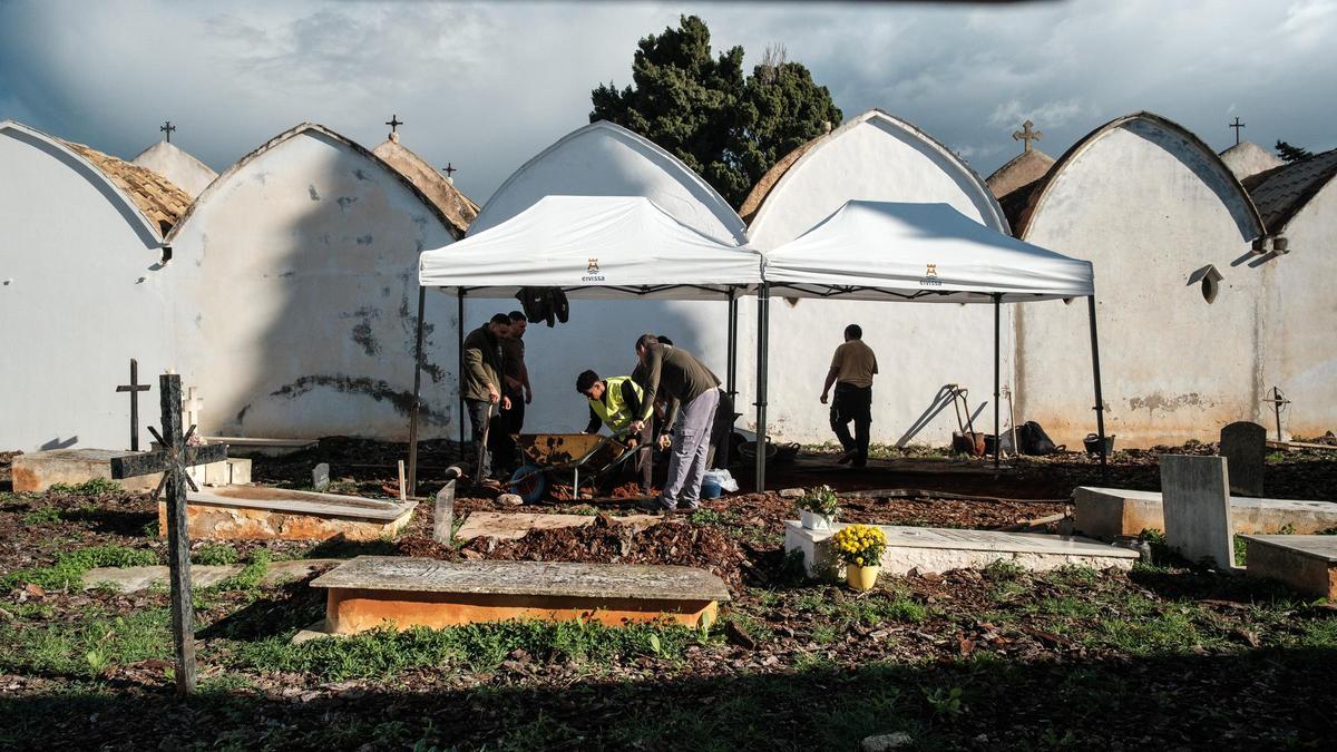 Nuevas exhumaciones en el Cementeri Vell para buscar represaliados por el franquismo