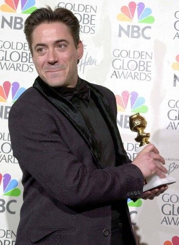 Sin embargo, su reaparición en varios episodios de 'Ally McBeal' le hizo ganarse de nuevo el favor del público y los premios, como este Globo de Oro en 2001.