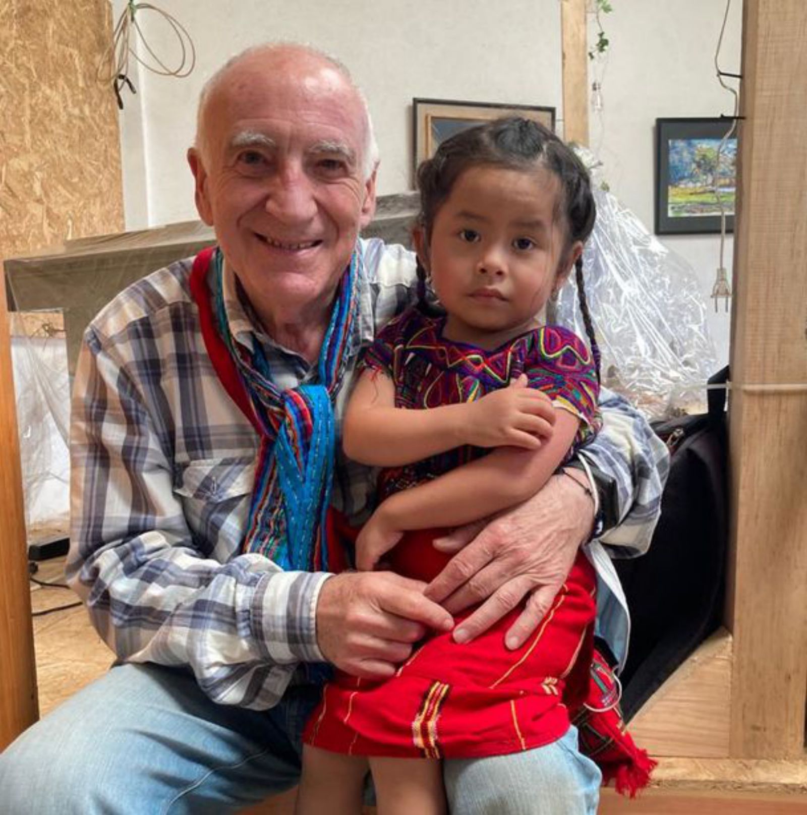 Germán Rodríguez, con una niña guatemalteca.