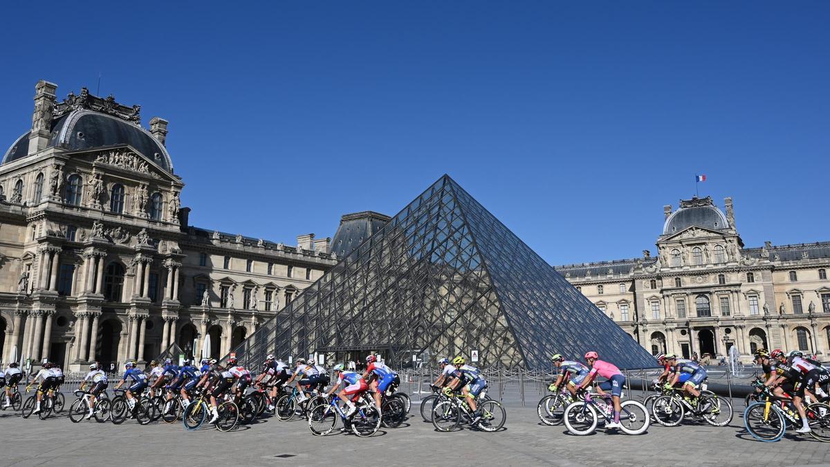 Los ciclistas pasar frente a la pirámide del Louvre en la edición de 2021.