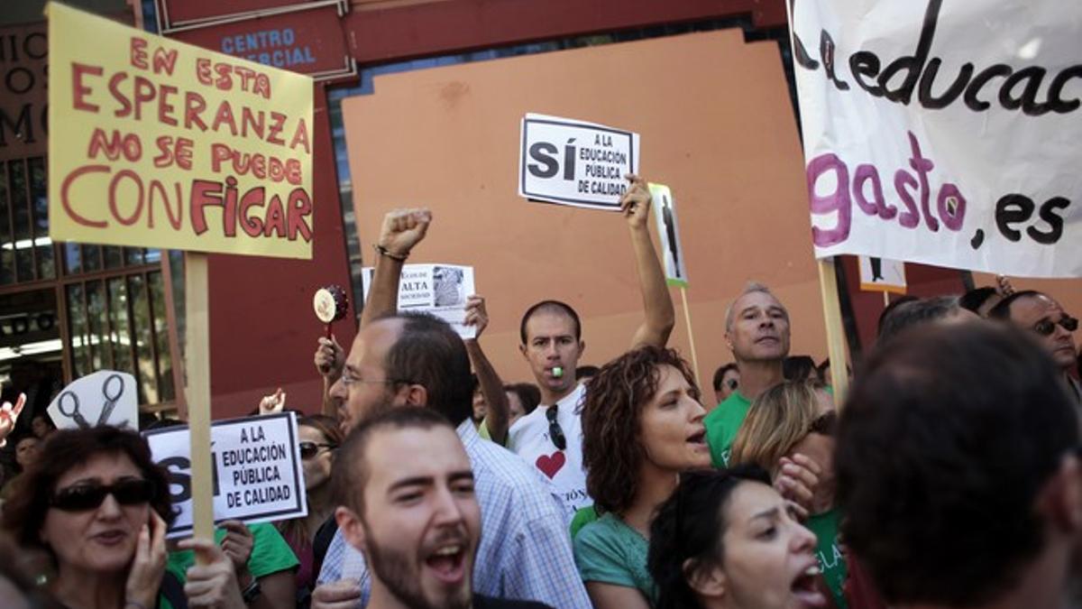 Protesta de profesores ante una escuela de Primaria de Madrid.