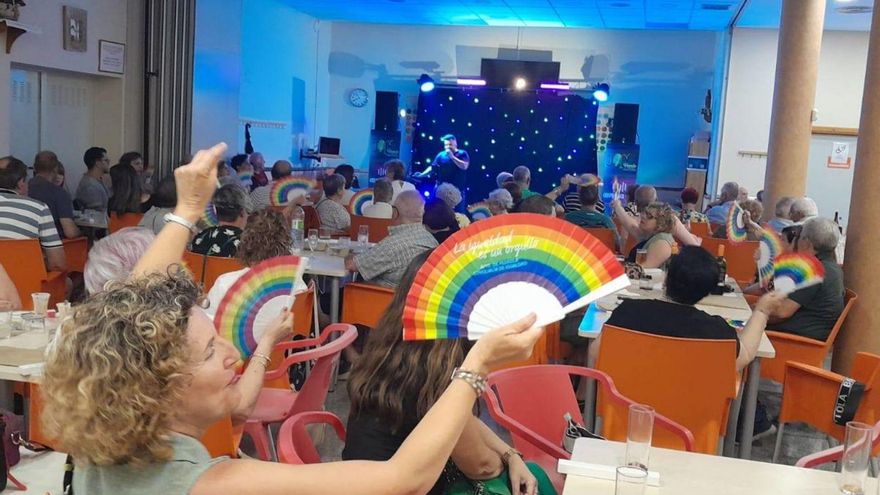 Pedrola celebró el 21 de junio una verbena en el centro social con el cantante Jon Varela y la ‘drag queen’ Reychel Gold. | SERVICIO ESPECIAL