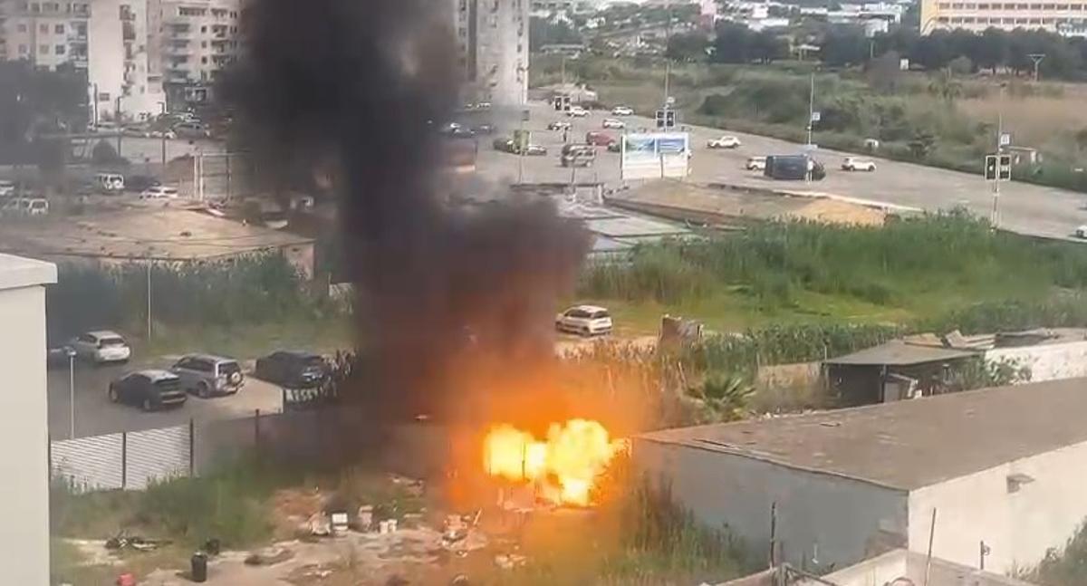 Un hombre escapa del incendio de su chabola en pleno centro de Ibiza