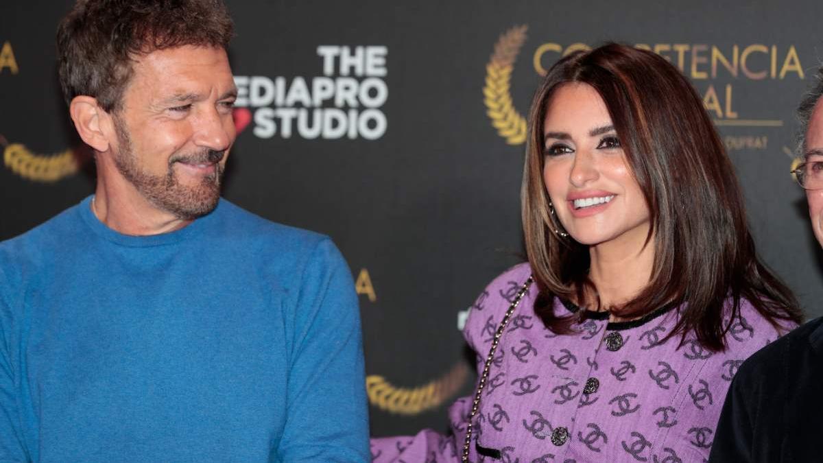 La complicidad entre Antonio Banderas y Penélope Cruz en el 'photocall' de 'Competencia oficial'