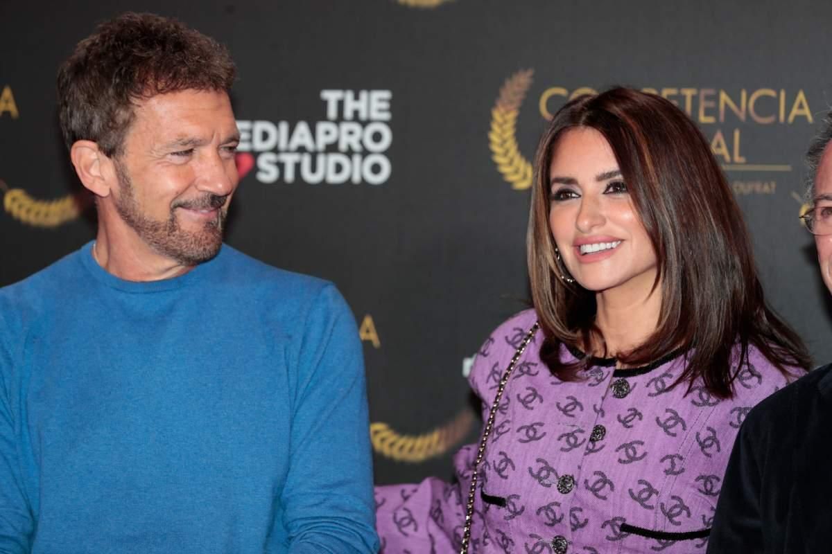 La complicidad entre Antonio Banderas y Penélope Cruz en el 'photocall' de 'Competencia oficial'