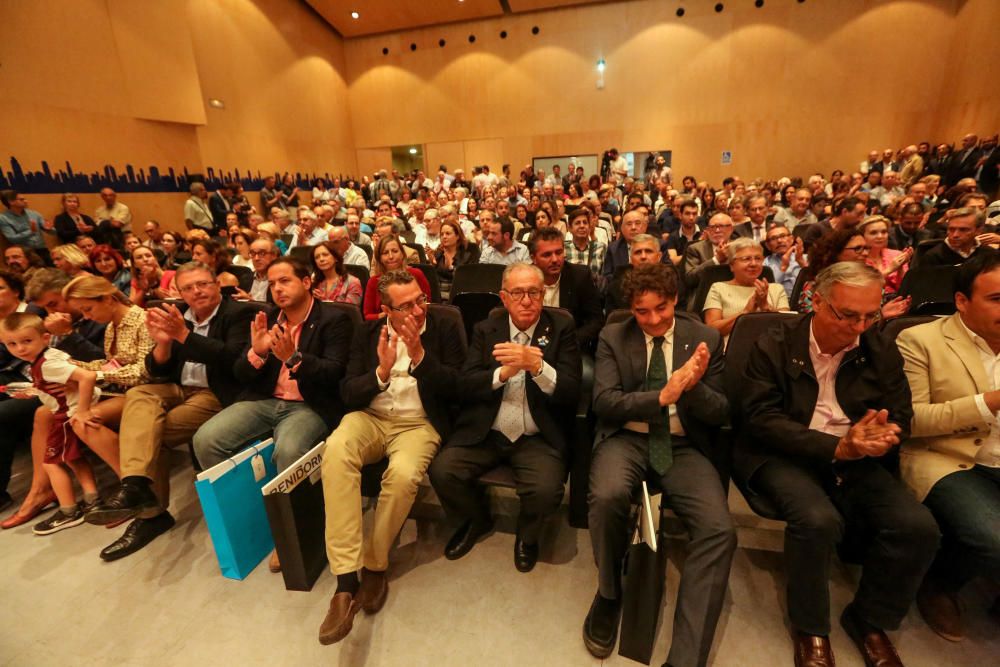 Multitudinaria presentación del teleférico proyectado sobre Benidorm