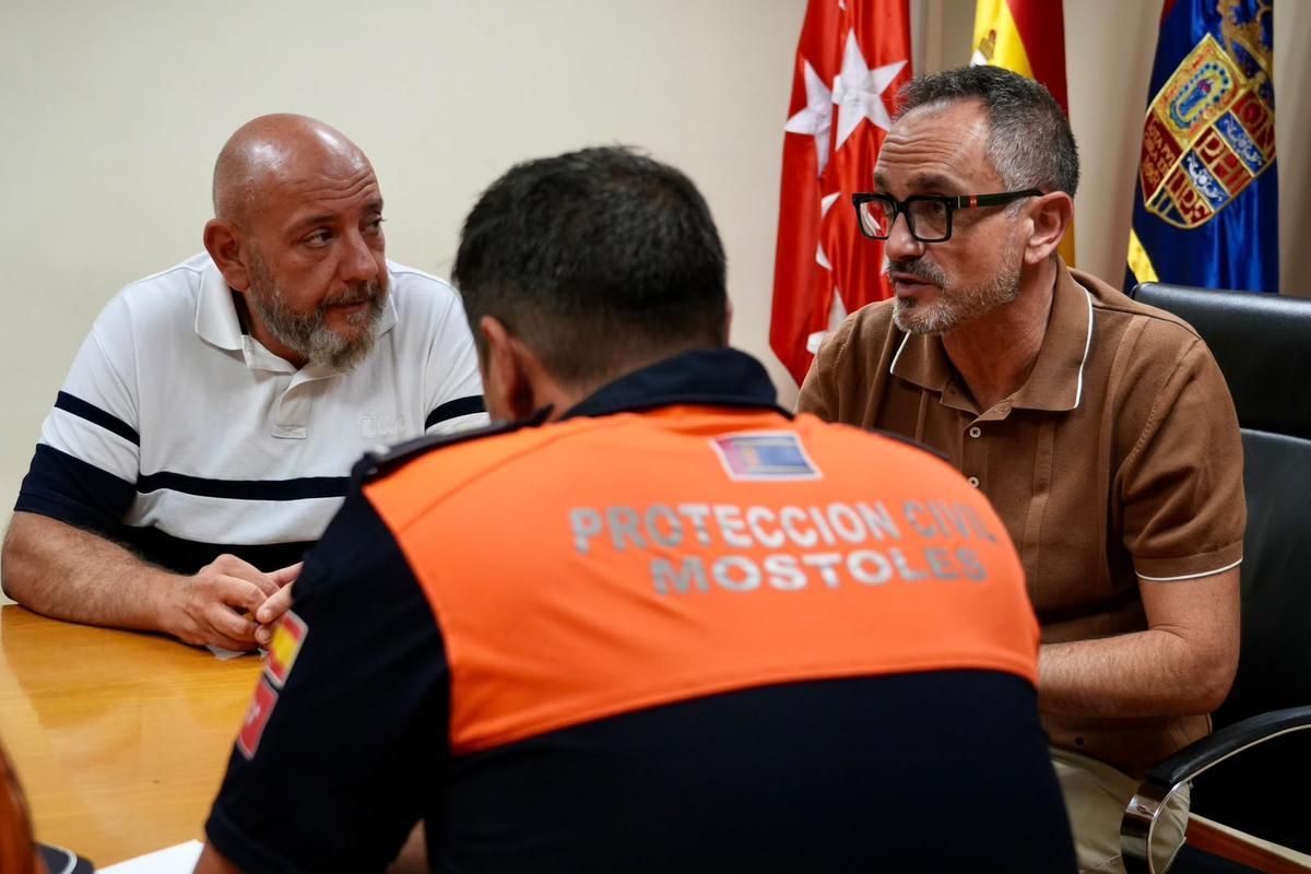 El alcalde de Móstoles, Manuel Bautista, durante la coordinación del dispositivo municipal de emergencia con Protección Civil.