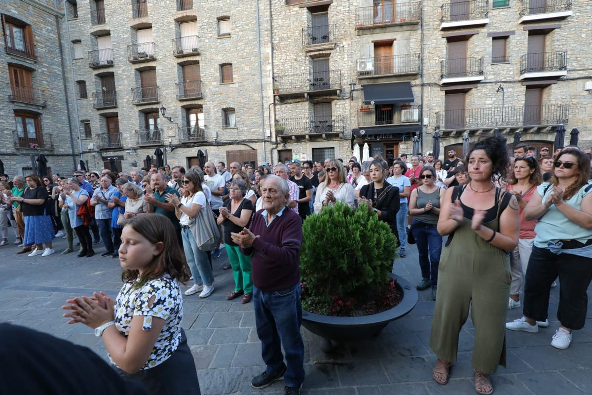 Minuto de silencio en Boltaña por el asesinato del hijo de un miembro de La Ronda de Boltaña