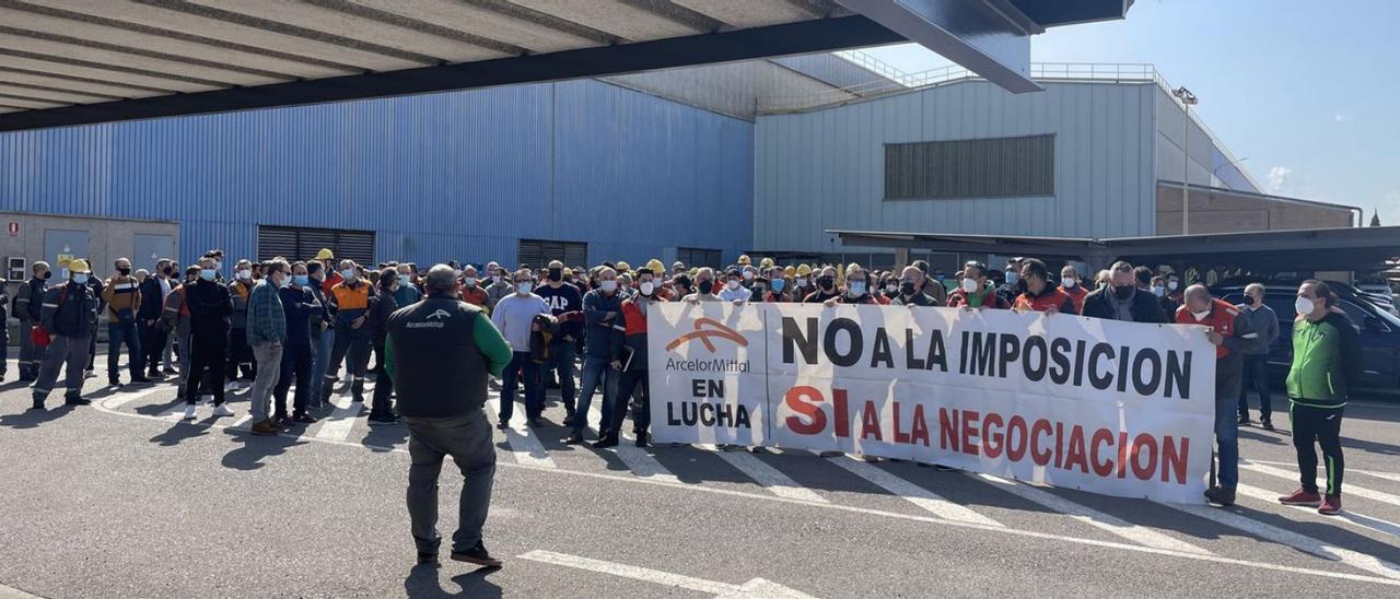 Protesta por la falta de diálogo en ArcelorMittal  | LEVANTE-EMV