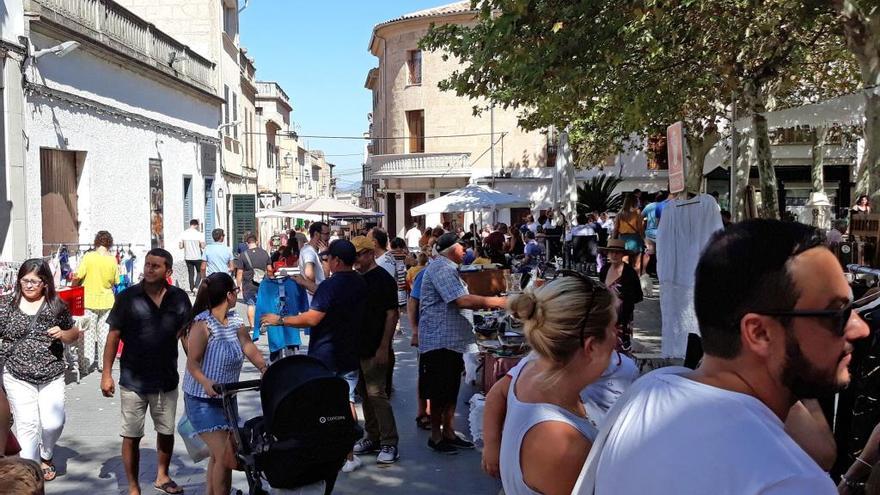 la plaza del Pou a rebosar de visitantes a la feria