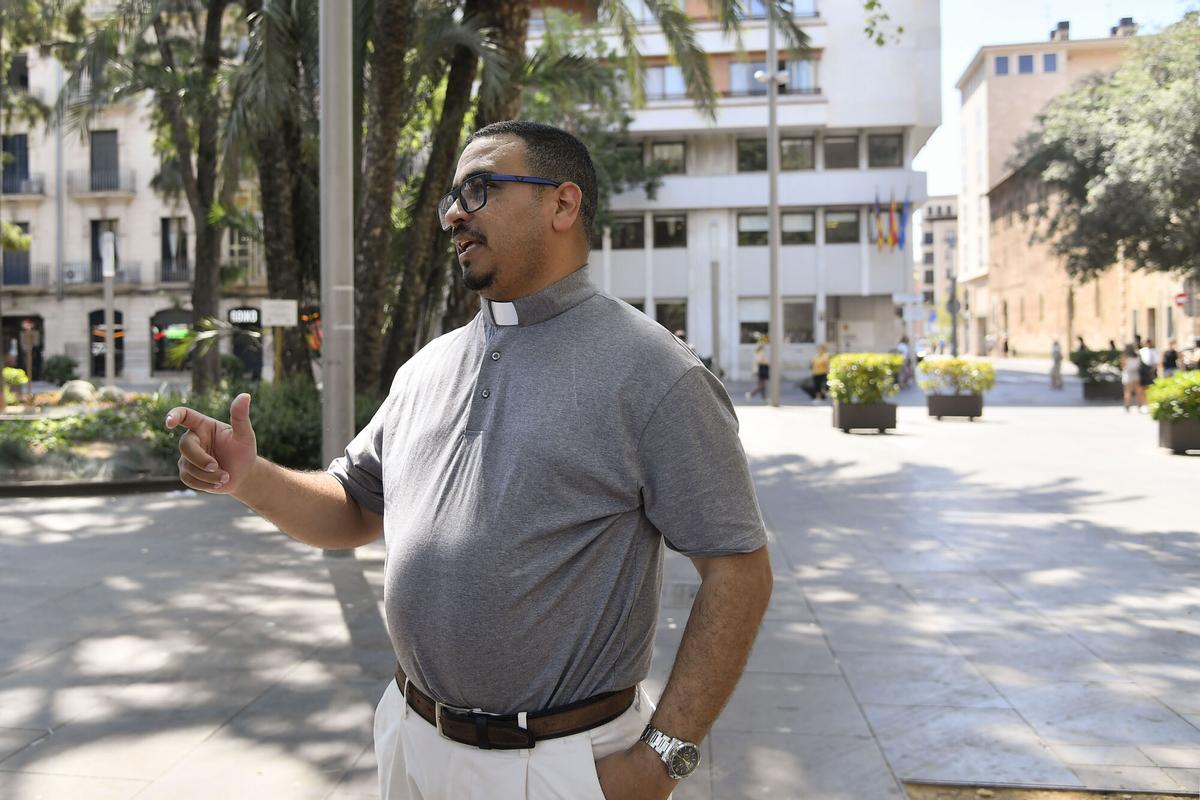 Un sacerdote venezolano recoge en Palma ayuda para los damnificados por los terremotos
