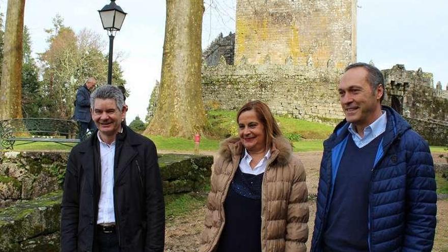 Carmela Silva, con Santos Héctor y Agustín Reguera, ayer. // FdV