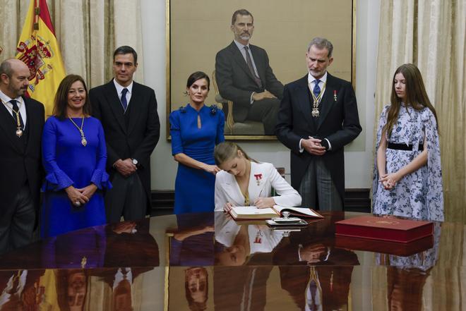 La princesa Leonor firma la jura de la Constitución