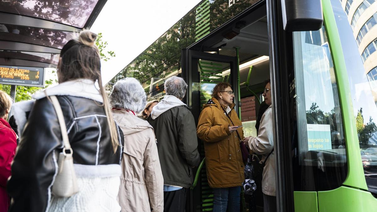 Cacereños subiendo a un autobús urbano.