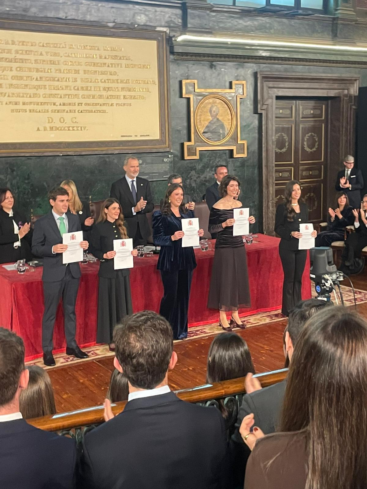 Lucía Aguilar, en el centro, recibió su despacho de manos del Rey.