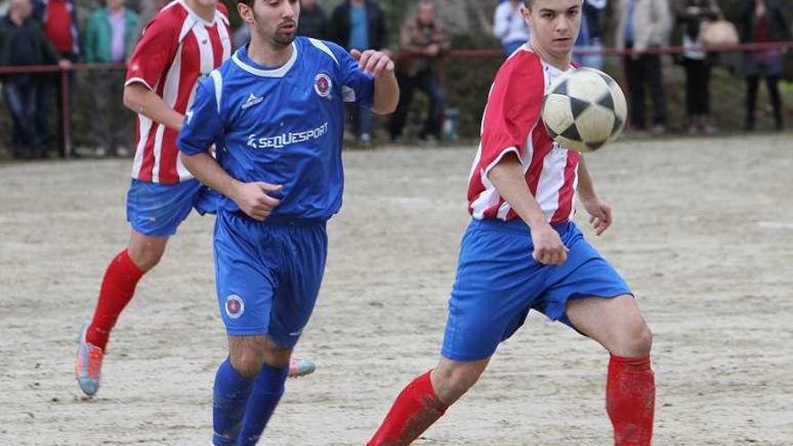 Una jugada del Barro de Miño y la UD Ourense. // Iñaki Osorio