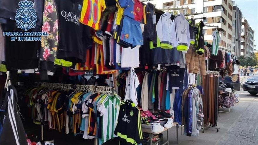 Piden cárcel al acusado de vender 700 prendas deportivas de imitación en el Paseo de la Victoria