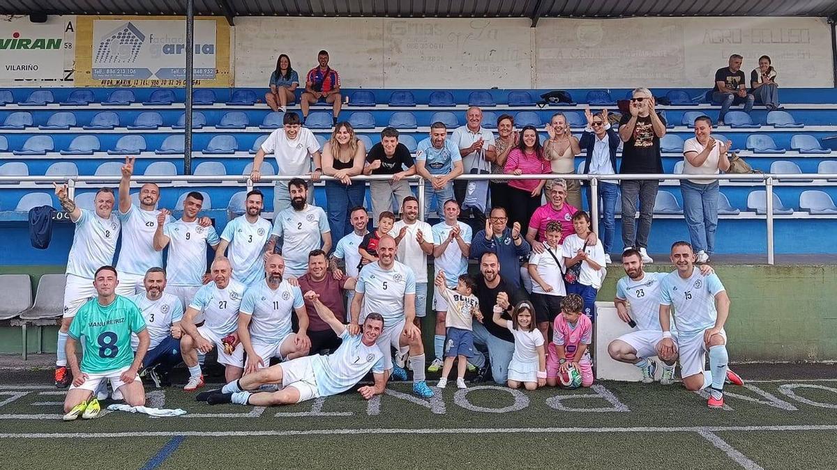 Equipo de veteranos de la Cultural Deportiva Beluso tras certificar su ascenso.