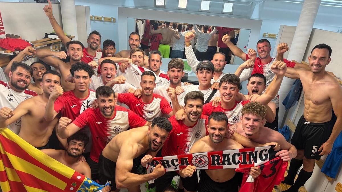 El Racing Rafelcofer CF celebra en el vestuario su victoria en Benejúzar