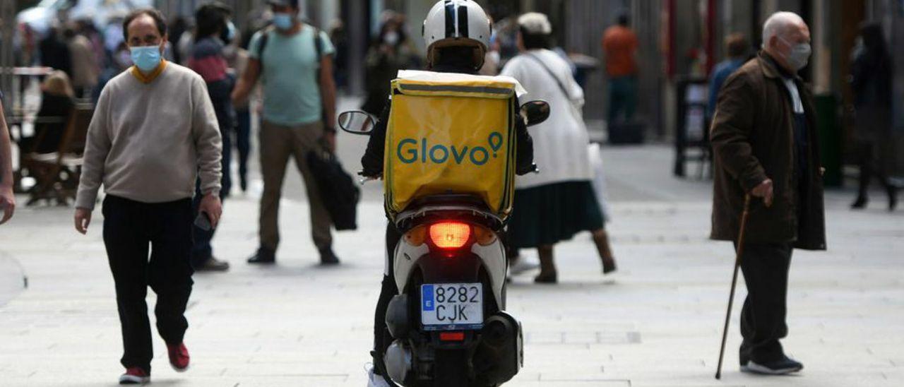 Un repartidor de Glovo trabaja por las calles de Pontevedra.