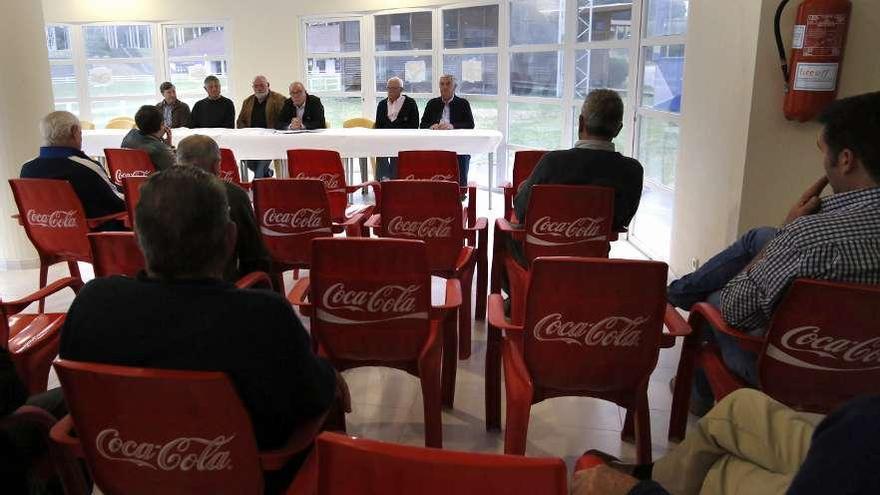 La asociación ferial celebró su asamblea en la cafetería próxima al pabellón de ganadería.