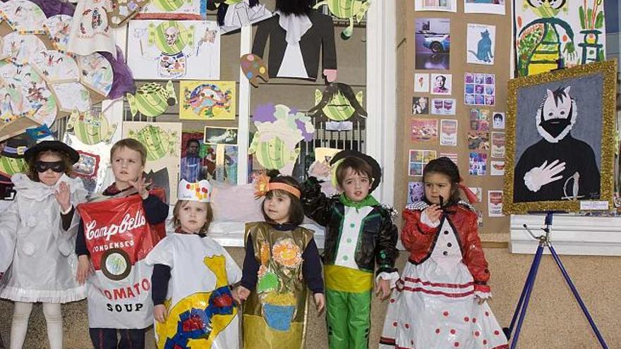 Alumnos de la Escuela Infantil San Jorge vestidos como personajes de los pintores con sus propias creaciones al fondo