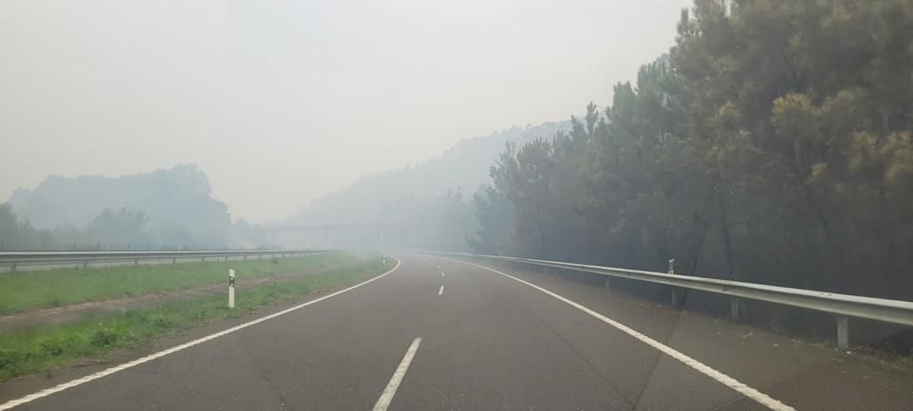 Reapertura al tráfico de la Autovía del Cantábrico en Ribadeo, que resultó afectada por el humo de un incendio en Lugo