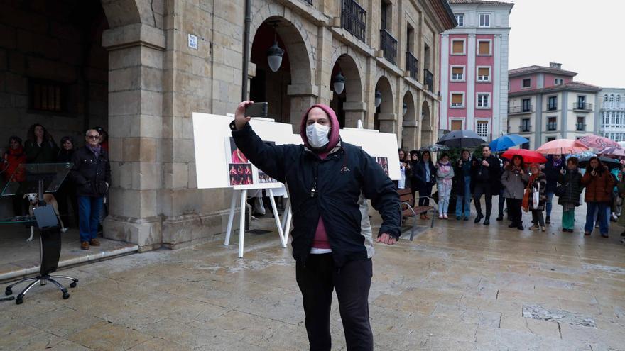 Polémica en el 8M de Avilés: la Policía acaba identificando a un vecino durante la lectura del manifiesto