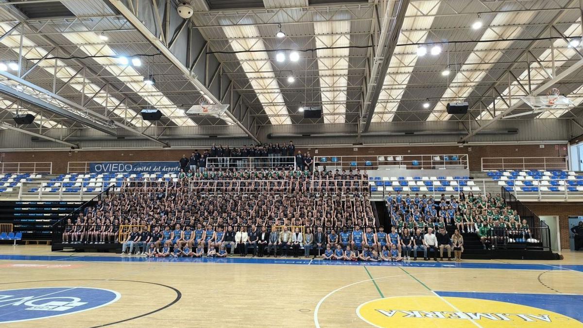 Foto de todas las categorías del Oviedo Baloncesto en el Palacio de los Deportes donde jugará a partir de ahora sus partidos oficiales. | FIRMA DE FOTO / AGENCIA