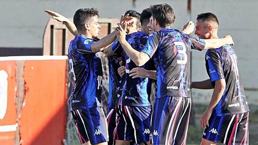 Los jugadores del Zamora CF celebran uno de los goles.