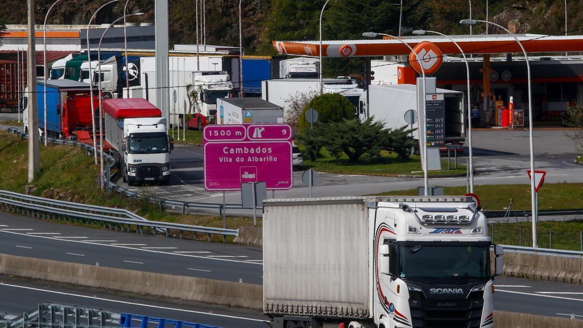 Un camión circula por la Autovía do Salnés.